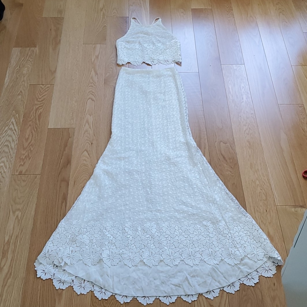 Alice and Olivia Cross Back Matching Lace Set - Picture 3 of 12